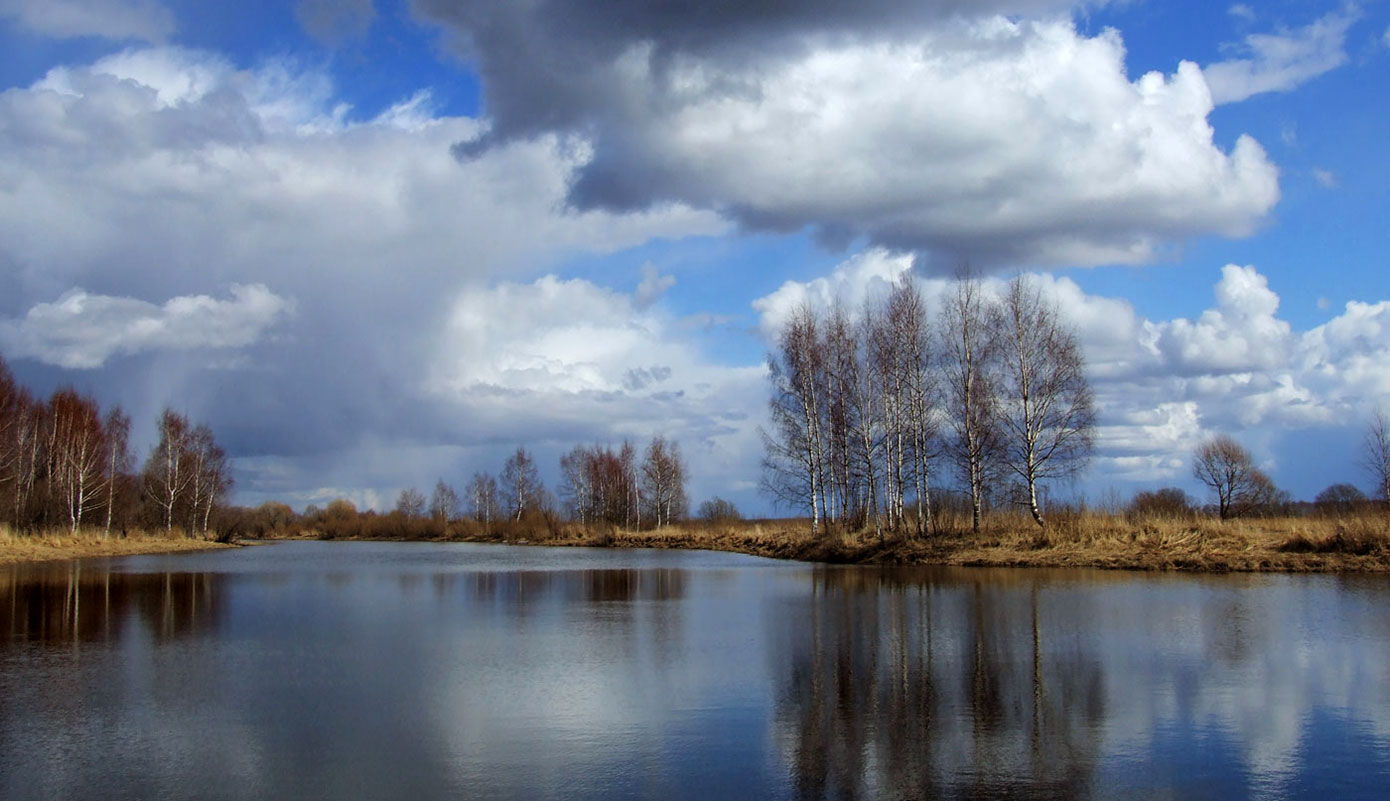 Облака в реке поющие. В реку смотрятся облака. В реку смотрятся облака фото.