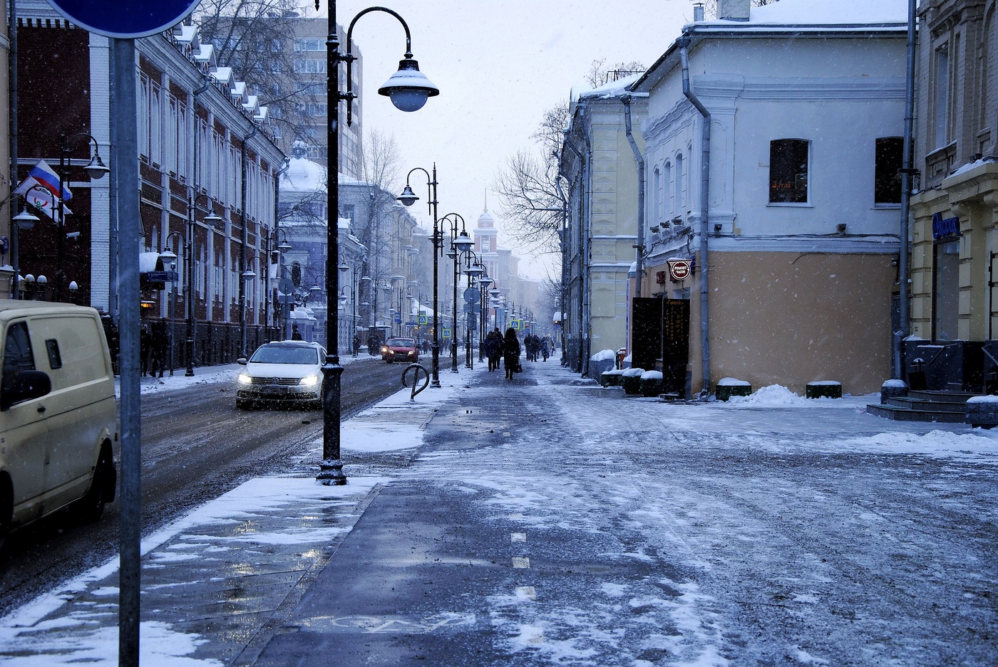 Улица ниже. Пятницкая улица зимой. Снежная Пятницкая улица. Улица Пятницкая 13 снег. Пятницкая шумная улица.