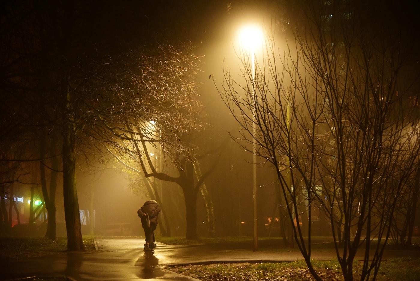 Фото темноты и одиночества. Грустная оскньв городе. Это грусть. Одиночество в ночи. Грусть тоска одиночество.