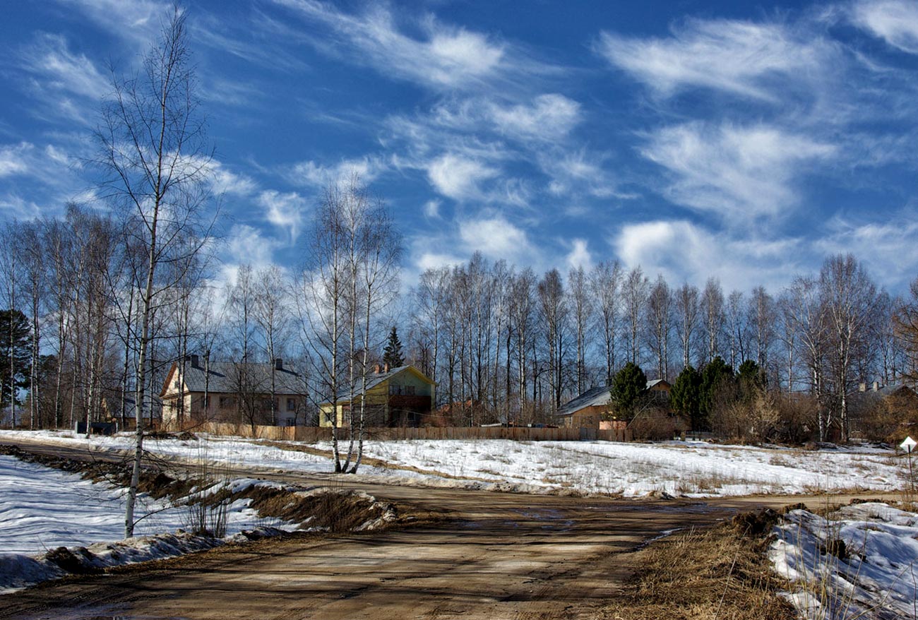 Апрель в городе. Весеннее небо. Апрельский город. Холодный апрель.