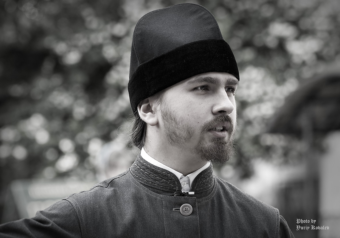 пиджак семинариста черный. семинаристы. молодые семинаристы. студент семинарии. семинаристы в лавре.