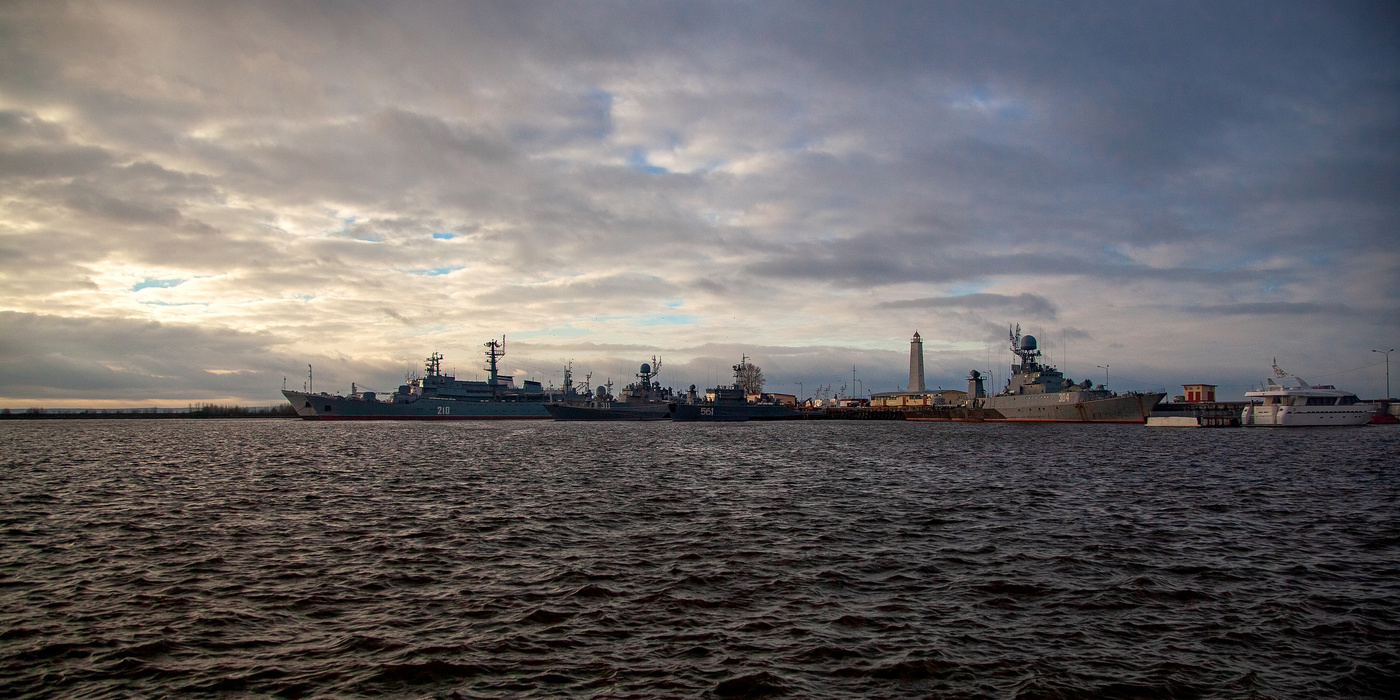 Буря кронштадт. Петровская гавань Кронштадт. Усть-рогатка Кронштадт. Петровская Пристань Кронштадт корабли.