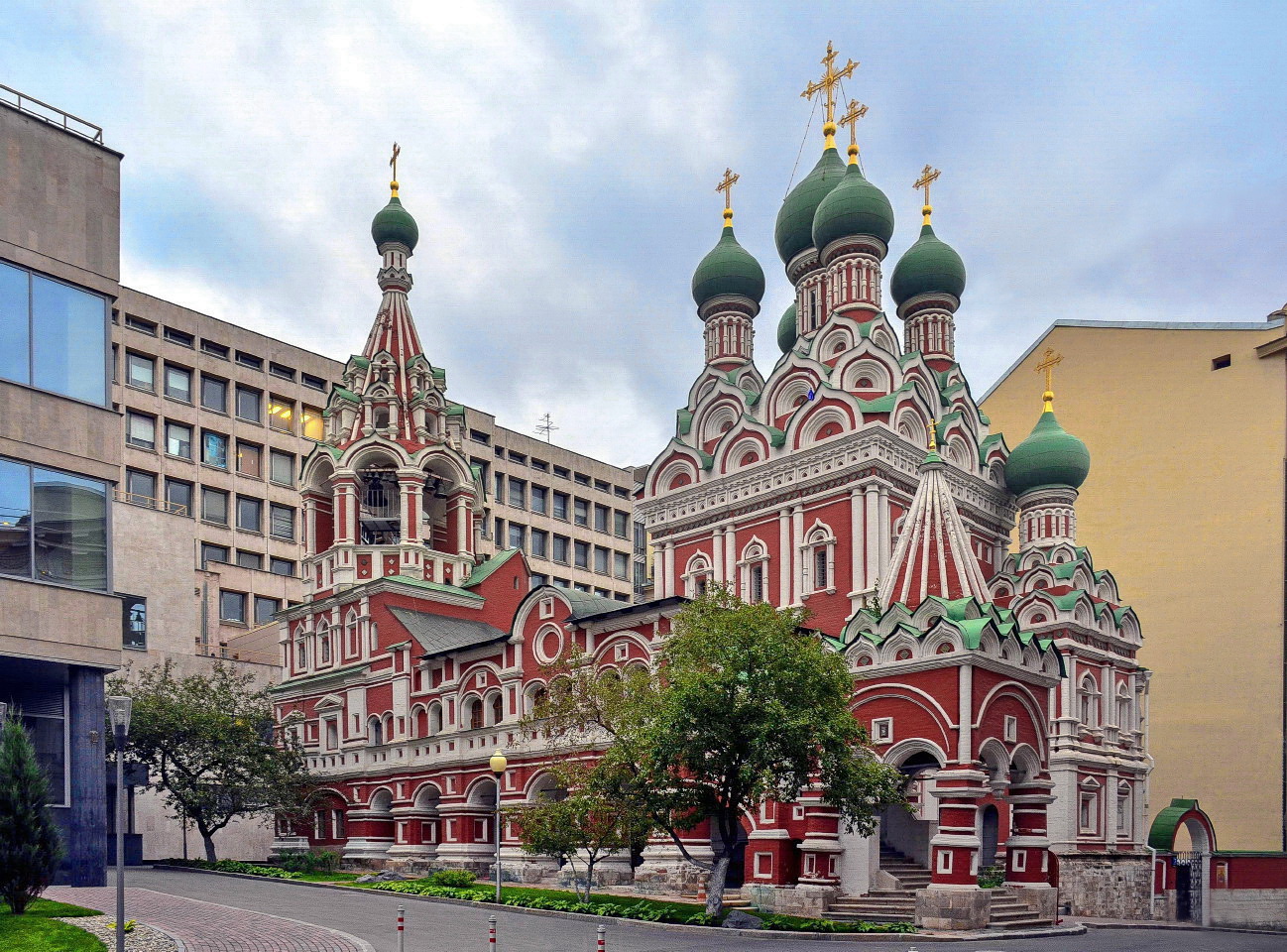 Церковь святой троицы в щелково архитектор. Храм Святой Троицы в Никитниках. Храм Святой Живоначальной Троицы Москва. Храм в Никитниках в Москве. Церковь Троицы Живоначальной в Никитниках в Москве.