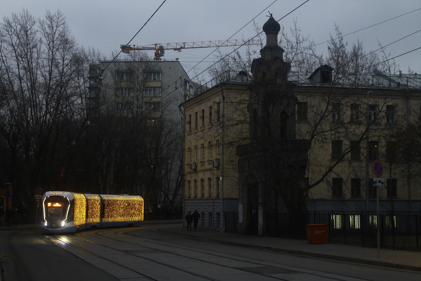 Бауманская улица москва. Колокольня на Бауманской улице. Дом Карасева на Бауманской улице. Звонница на Бауманской улице. Улица Баумана Москва.