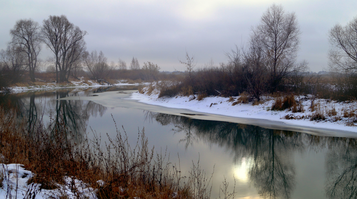 Река пасмурная. Река теша Арзамас. Река тёша Нижегородской области. Река теша зимой. Весенняя оттепель в пасмурную погоду.
