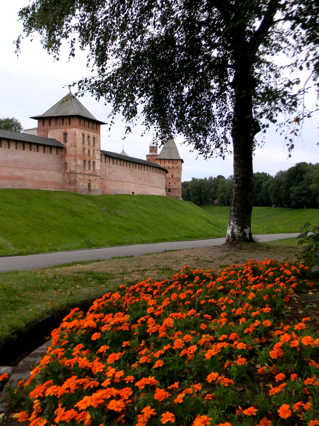 Новгородский кремль где. Новгородский Кремль Детинец. Великий Новгород Кремль. Верхний Новгород Кремль. Великий Новгород Кремль летом.