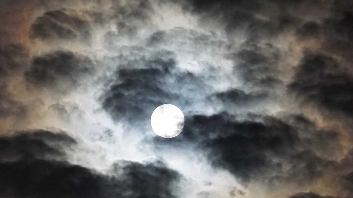 Clouded moon. Луна за облаками. Ночные облака. Луна среди облаков. Полнолуние в облаках.