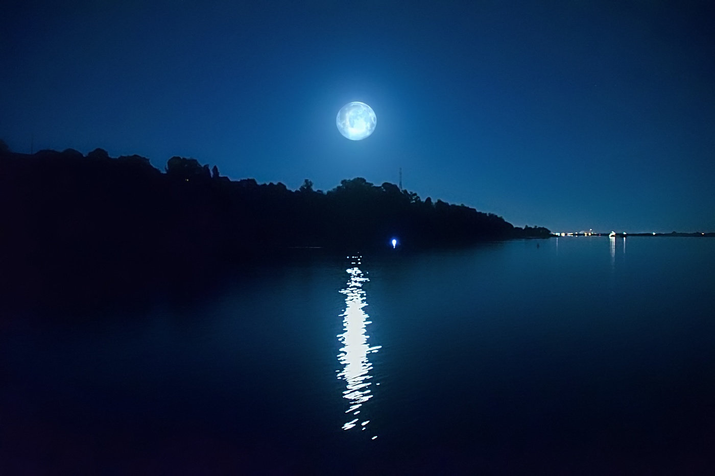 Луна озера ночи. Лунный свет над Фирвальдштетским озером. Луна река. Река ночью. Лунная ночь.
