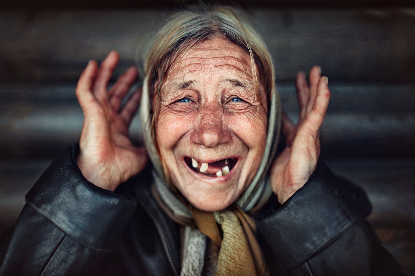 Бабушка без зубов. Бабка улыбается. Улыбка старухи.