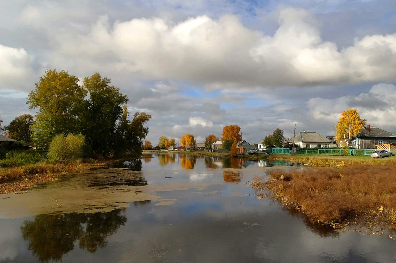 Село томское. Фотография осеннего села Томск Коларово. Томская область осень. Осень в селе. Речка в селе осень.