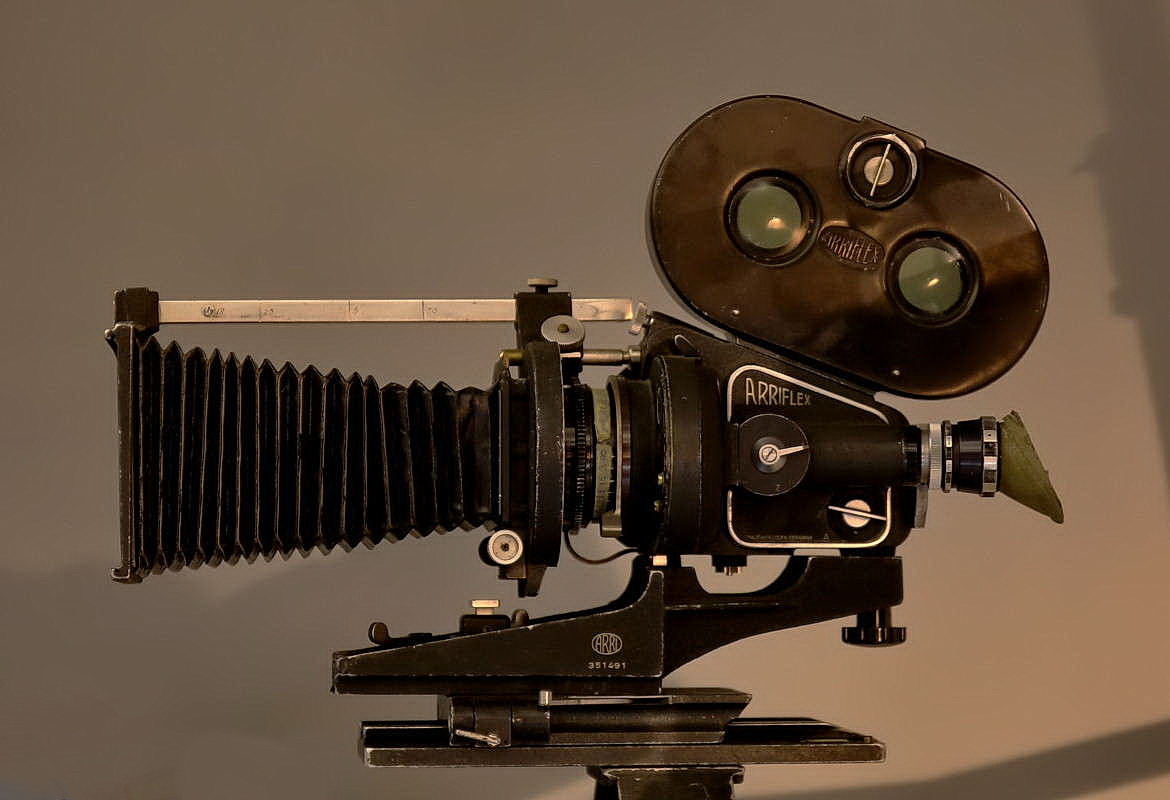 Кинокамера. Кинокамера Arriflex. Киносъёмочный аппарат Arri. Кинокамера Визир с зеркальным обтюратором. Киносъемочный аппарат 1875 года.