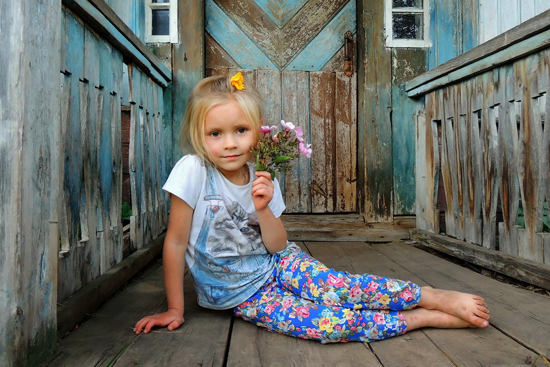 Я у бабушки живу. Босиком дома. Босоногие детишки. Босой ребенок дома. Деревня, дом, ребенок босиком.