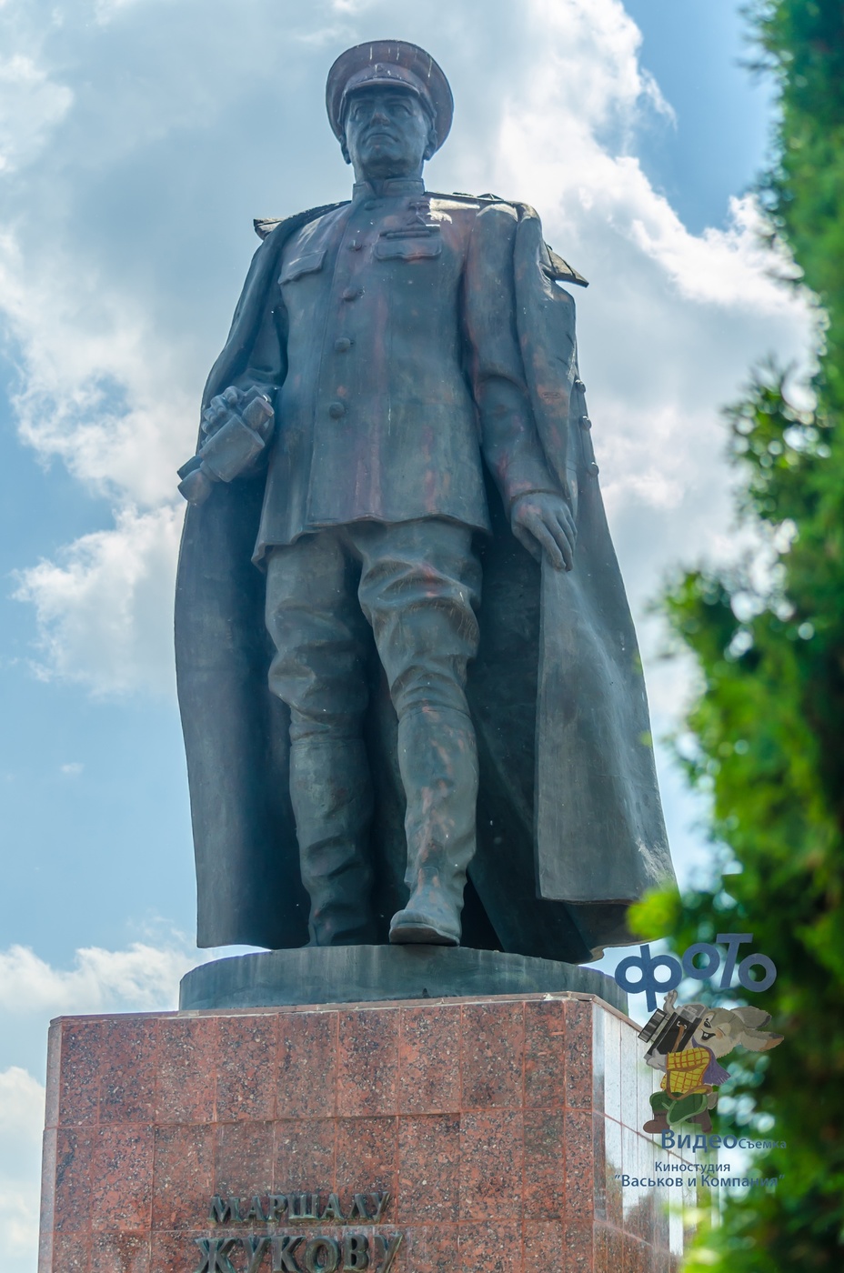 Памятники в курске. Памятник маршалу Жукову г к в Курске. Памятник маршалу г. к. Жукову. Мемориальный комплекс «Курская дуга». Монумент в Курске. Памятник Георгию Жукову Курск.