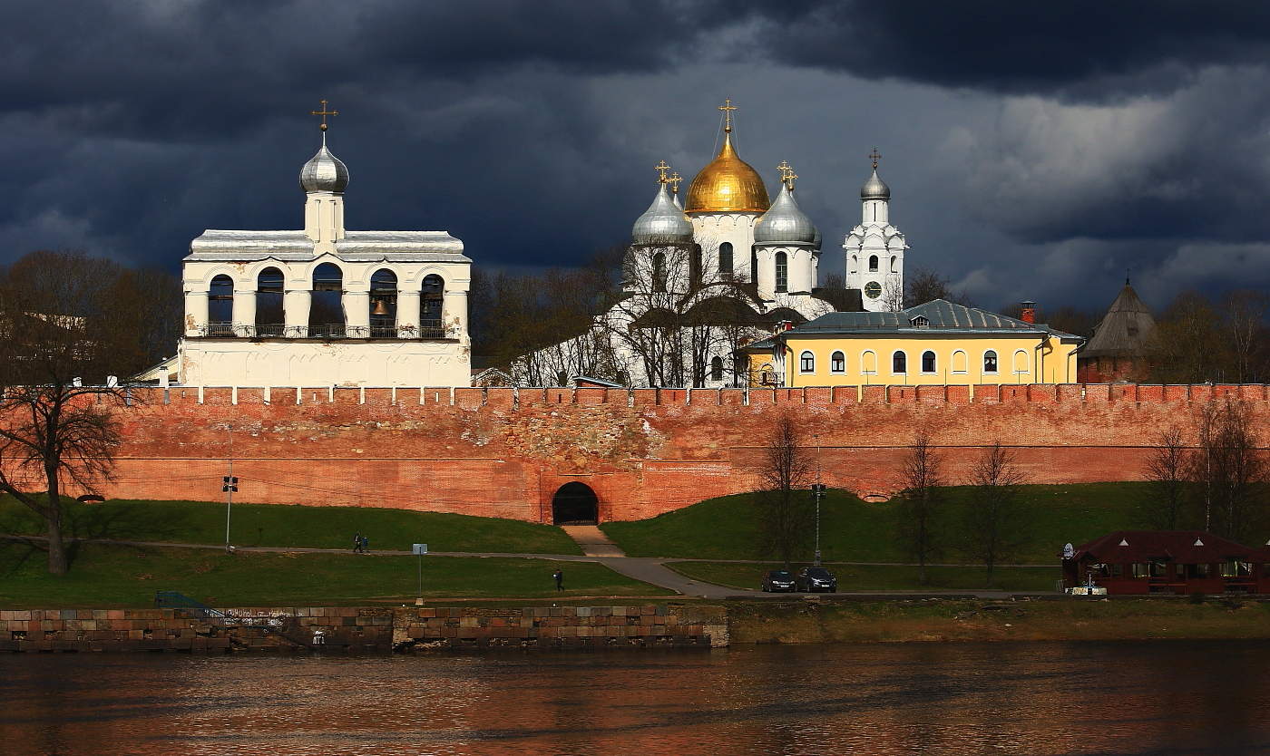 Рядом с новгородом. Детинец Великий Новгород. 6. Новгородский Детинец, Великий Новгород. Детинец Великий Новгород фото. Детинец Орел.